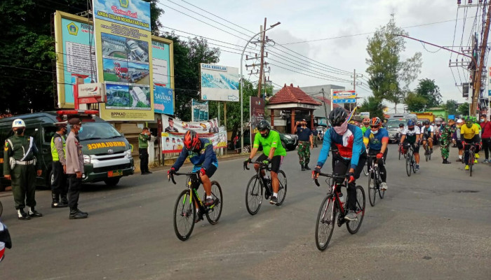 Sinergitas Koramil Dan Polsek Driyorejo, Amankan Rombongan Gowes Pangdam V Brawijaya