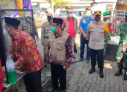 Kapolres Gresik Dampingi Bupati Launching Vaksinasi Sinovac Di Pasar Driyorejo
