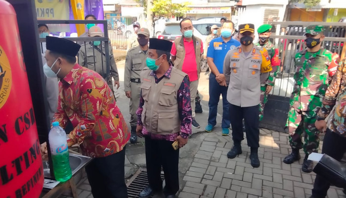 Kapolres Gresik Dampingi Bupati Launching Vaksinasi Sinovac Di Pasar Driyorejo