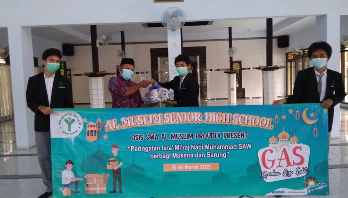Sma Al Muslim Sidoarjo, Maknai Isra Mi’raj Berbagi Sarung Dan Mukenah