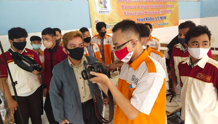 Siswa-Siswi Smk Negeri 7 Surabaya Diberikan Pelatihan Fotografi Dari Universitas Dinamika (Stikom)