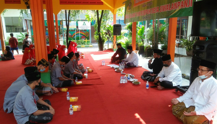 Desa Siwalanpanji Mengadakan Khotmil Qur’An, Sunatan Massal Dan Santunan Anak Yatim
