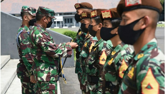 Gubernur Aal, Laksda Tni Tunggul Suropati Pimpin Penyematan Tanda Korp Kepada Taruna