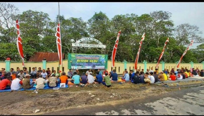 Ruwah Desa Penambangan Rw 02 Berlangsung Di Halaman Makam Dan Beralas Tikar