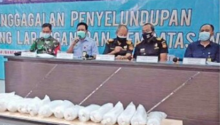 Petugas Gabungan Bea Cukai Juanda Gagalkan Penyelundupan Baby Lobster