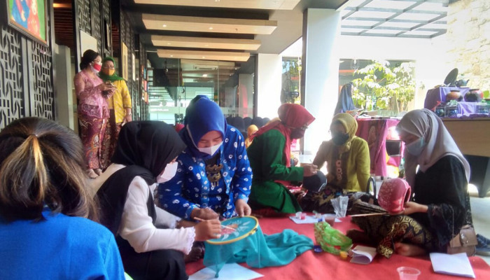 Komunitas Sekar Delta Art Sidoarjo Dan Sanggar Kreasi Bunda Delta Art Forum Peringati Hari Kartini