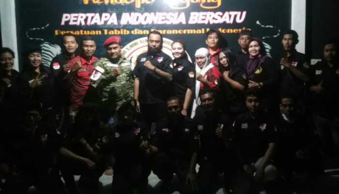 Komunitas Rakyat Anti Korupsi (Korak) Bagikan Takjil Di Pasar Krembung, Sidoarjo