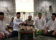 Takmir Masjid An Nur Perumahan Graha Suryanata Serahkan Nasi Tumpeng Kepada Ketua Panitia