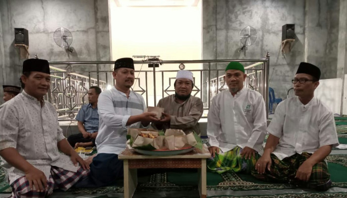 Takmir Masjid An Nur Perumahan Graha Suryanata Serahkan Nasi Tumpeng Kepada Ketua Panitia