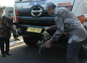 Gubernur Jatim Dan Kepala Perwakilan Bi Jatim Pecahkan Kendi Depan Truk