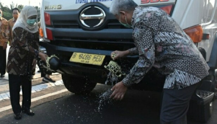 Gubernur Jatim Dan Kepala Perwakilan Bi Jatim Pecahkan Kendi Depan Truk