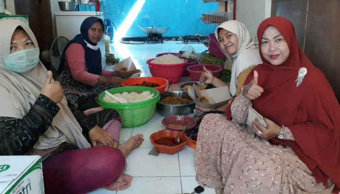 Pesantren Bisnis Indonesia Bersama Komunitas Dan Rumah Makan Rakyat Buka Dapur Umum Ramadhan