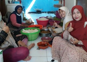 Pesantren Bisnis Indonesia Bersama Komunitas dan Rumah Makan Rakyat Buka Dapur Umum Ramadhan
