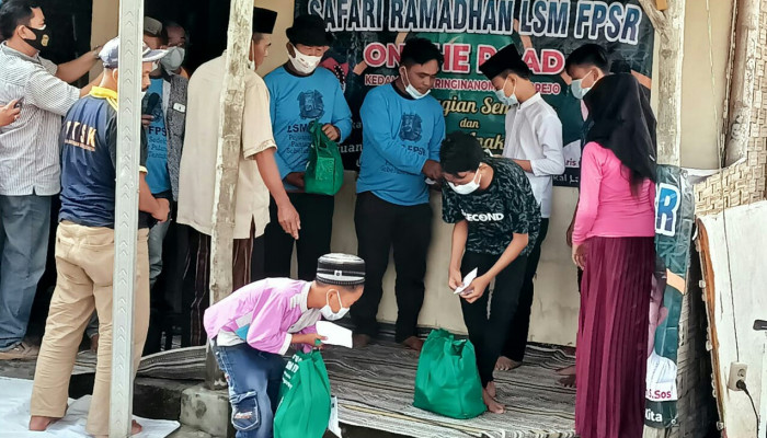 Peduli, Lsm Fpsr Salurkan Paket Sembako Dan Santuni Anak Yatim