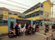 Siswa Smp Muhammadiyah 3 Waru, Sidoarjo Bagikan Takjil Kepada Pengguna Jalan