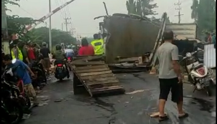 Kecelakaan Kereta Api Di Krian, Sidoarjo Diduga Keterlambatan Penutupan Palang Pintu