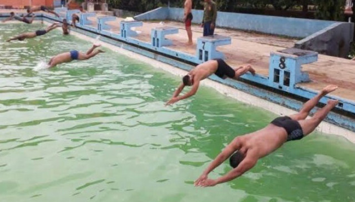 Komandan Brigif 2 Marinir Kolonel Rudi Harto Marpaung Ikuti Latihan Renang Prajurit