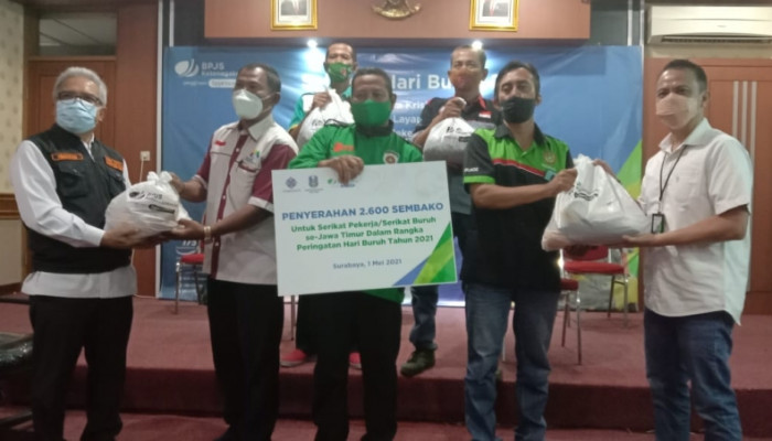 Peringati Hari Buruh Internasional, Bpjamsostek Jatim Bagikan Sembako Para Pekerja