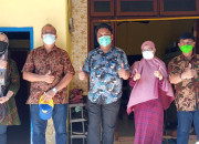 Koen Irianto Uripan Dan Uk Petra Sinergi Kunjungi Warga Di Kelurahan Putat Jaya
