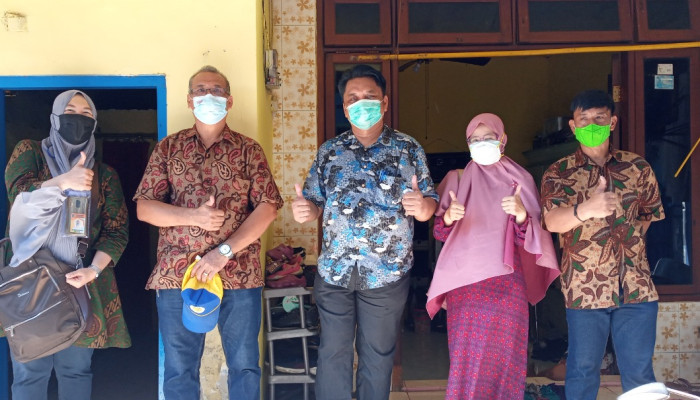 Koen Irianto Uripan Dan Uk Petra Sinergi Kunjungi Warga Di Kelurahan Putat Jaya