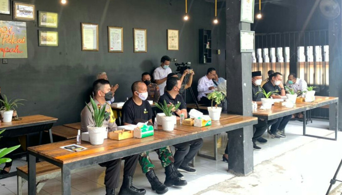 Gresik Punya Kampung Kreasi, Secangkir Kopi Bayar Pakai Sampah