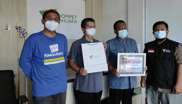 Tuna Netra Di Surabaya Serahkan Donasi Palestina Melalui Dompet Dhuafa