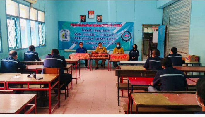Guru Tpm Smk Negeri 7 Surabaya Diajari Pengoperasian Mesin Frais Oleh Pt Ajtg