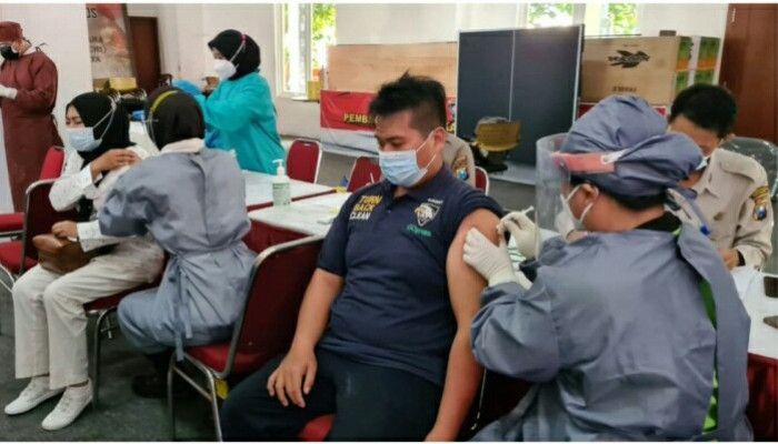 Hut Bhayangkara Ke-75, Polrestabes Surabaya Adakan Vaksinasi Covid-19