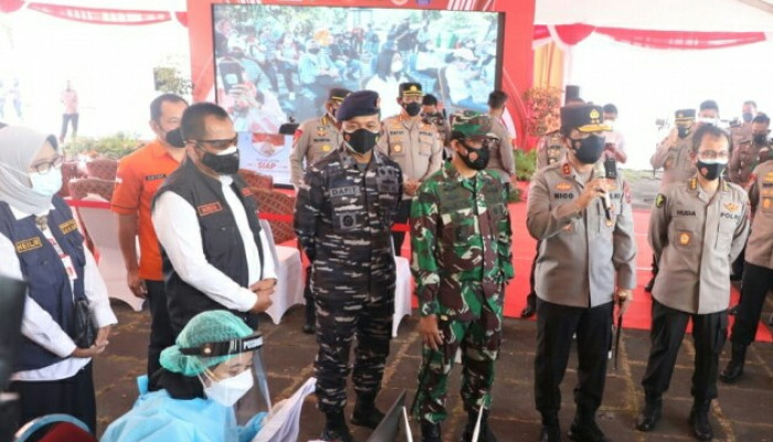 Kapolda Jatim, Pangdam V Brawijaya Dan Plh Sekdaprov Jatim Tinjau Vaksinasi  Di Kenpark Surabaya
