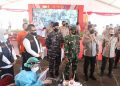 Kapolda Jatim, Pangdam V Brawijaya dan Plh Sekdaprov Jatim Tinjau Vaksinasi  di Kenpark Surabaya