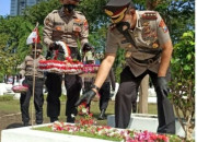 Kapolda Jatim, Irjen Pol Nico Afinta Berziarah Di Tmp 10 Nopember Surabaya