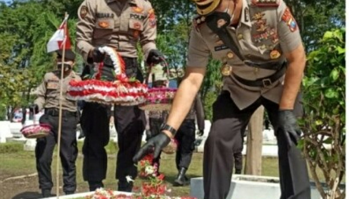 Kapolda Jatim, Irjen Pol Nico Afinta Berziarah Di Tmp 10 Nopember Surabaya
