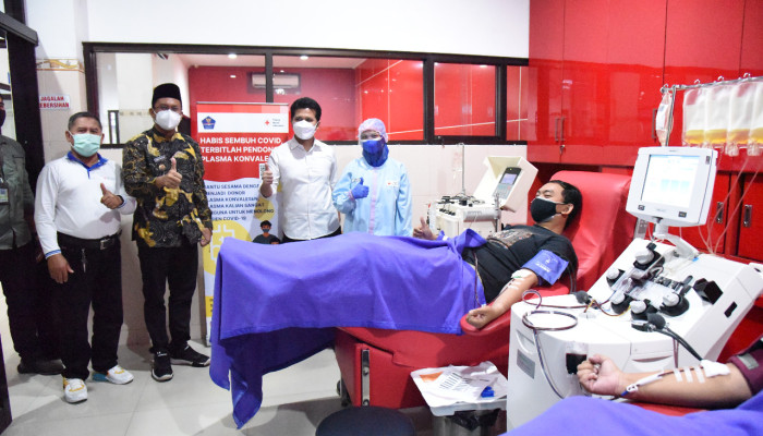 Wagub Jatim Emil Dardak Pantau Pendonor Plasma Konvalensen