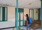 Warga Desa Kraton Kecamatan Krian, Sidoarjo Lakukan Penyemprotan Disinfektan