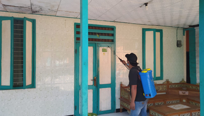 Warga Desa Kraton Kecamatan Krian, Sidoarjo Lakukan Penyemprotan Disinfektan