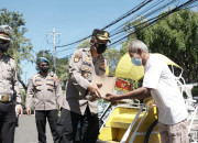 Polresta Sidoarjo Bagikan Sembako Warga Terdampak Covid-19