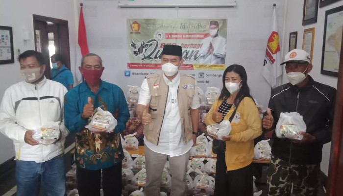 Bambang Haryo Soekartono (Bhs) Peduli Bagikan Daging Kurban Kepada Warga Terdampak Covid-19