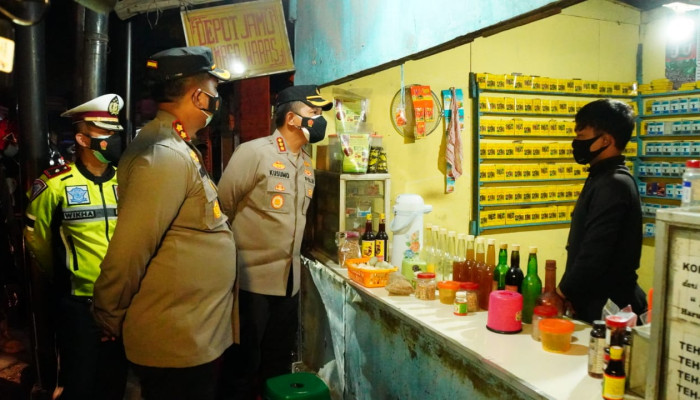 Kapolresta Sidoarjo Pimpin Patroli Skala Besar Sambil Bagikan Bansos