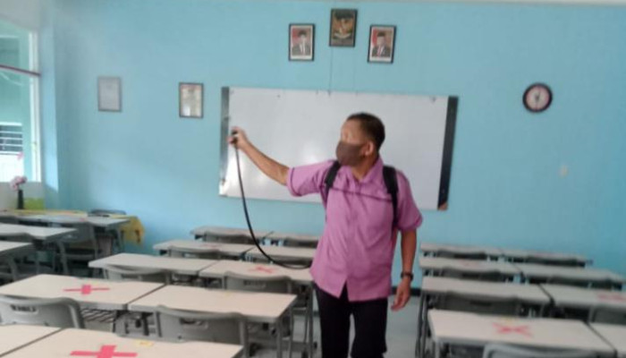 Cegah Penyebaran Covid-19, Smp Barunawati Surabaya Rutin Semprot Disinfektan