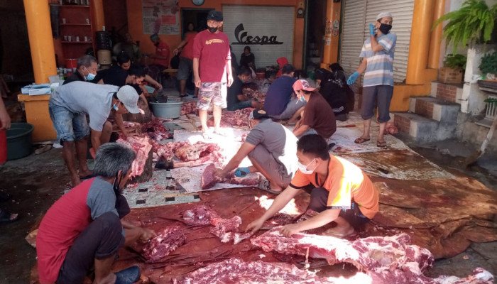 Masjid An Nur Leken Kota Surabaya, Turut Andil Menyembelih 4 Sapi Dan 3 Kambing