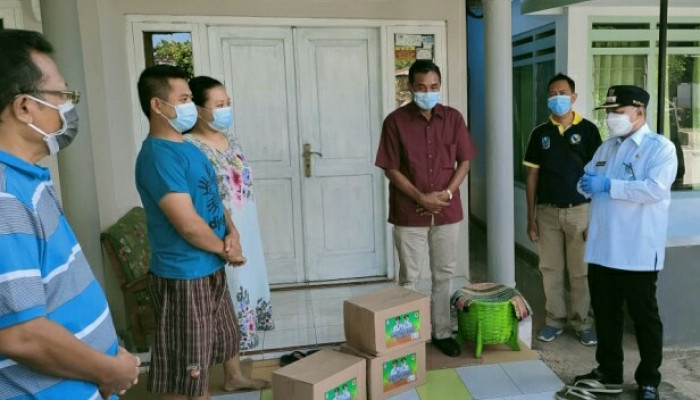 Bupati Situbondo Karna Suswandi Serahkan Sembako, Masker Dan Vitamin