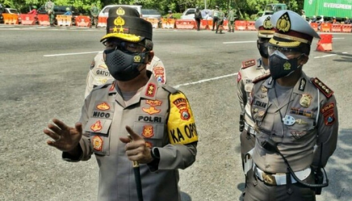 Kapolda Jatim, Irjen Pol Nico Afinta Tinjau Penyekatan Perbatasan Surabaya – Sidoarjo