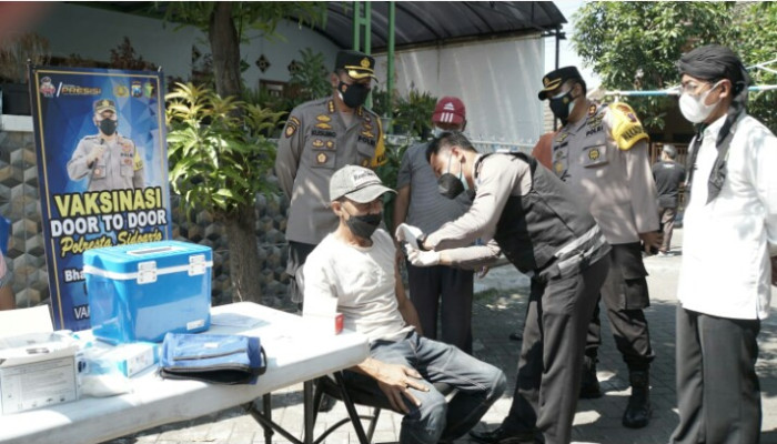 Polresta Sidoarjo Gelar Vaksin Door To Door Di Desa Bluru Kidul