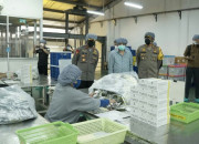 Cek Ketersediaan Obat Pasien Covid-19, Kapolresta Sidoarjo Kunjungi Perusahaan Farmasi