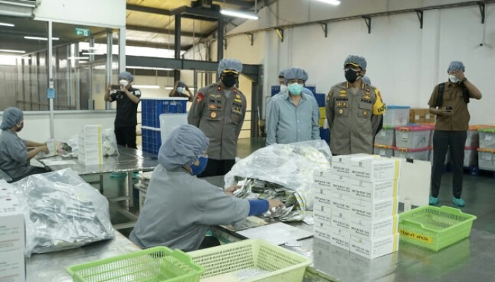 Cek Ketersediaan Obat Pasien Covid-19, Kapolresta Sidoarjo Kunjungi Perusahaan Farmasi