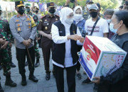Forkopimda Jatim Bagikan Paket Bansos Untuk Warga Surabaya