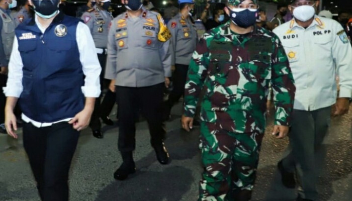 Emil Elestianto Dardak Tinjau Operasi Lalu Lintas Di Jembatan Suramadu