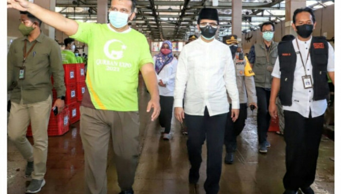Emil Elestianto Dardak Sidak Pemotongan Hewan Kurban Di Rph Surabaya