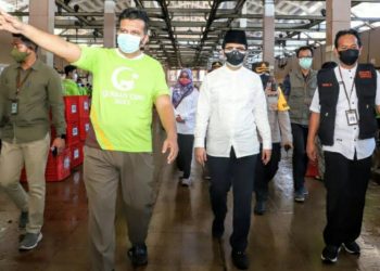 Emil Elestianto Dardak Sidak Pemotongan Hewan Kurban di RPH Surabaya