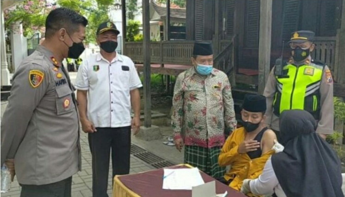 Polres Sampang Vaksinasi Santri Pondok Pesantren Assirojiyyah Kajuk